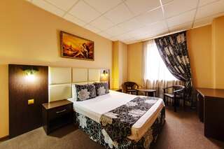 Гостиница Мартон Северная Краснодар Улучшенный двухместный номер с 1 кроватью-1