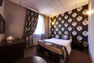 Гостиница Мартон Северная Краснодар Стандартный двухместный номер с 1 кроватью или 2 отдельными кроватями-9